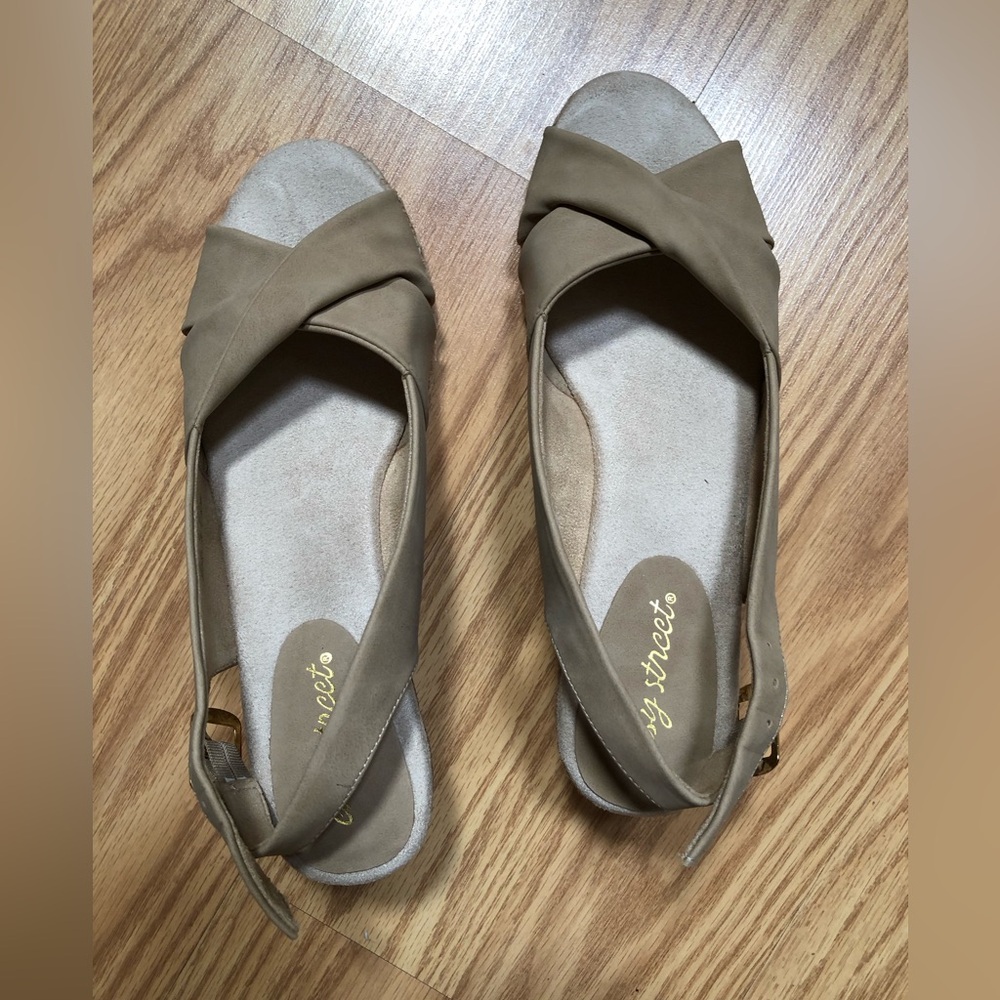 Easy Street wedge slingback sandals - size 8